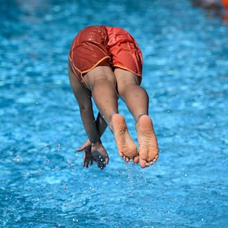 Die Preise für Berliner Schwimmbäder sind ein vieldiskutiertes Thema. (Symbolbild) / Foto: Bernd von Jutrczenka/dpa