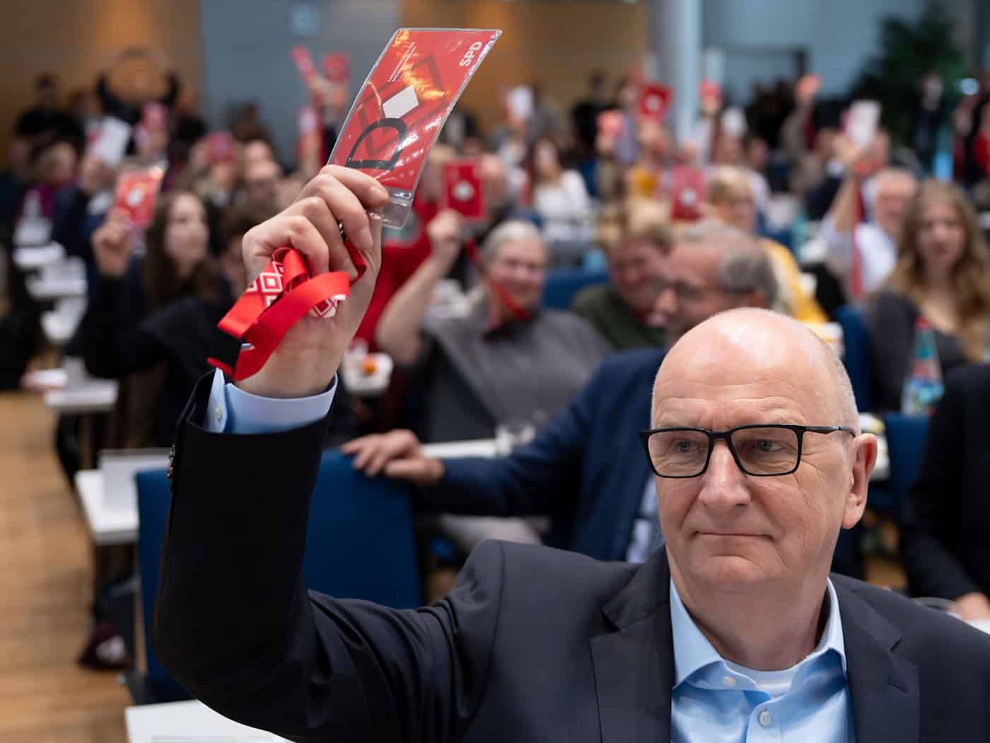 Brandenburgs Ministerpräsident Dietmar Woidke warb auf dem SPD-Parteitag um Zustimmung für den Koalitionsvertrag mit der CDU - die Delegierten folgten ihm. / Foto: Soeren Stache/dpa