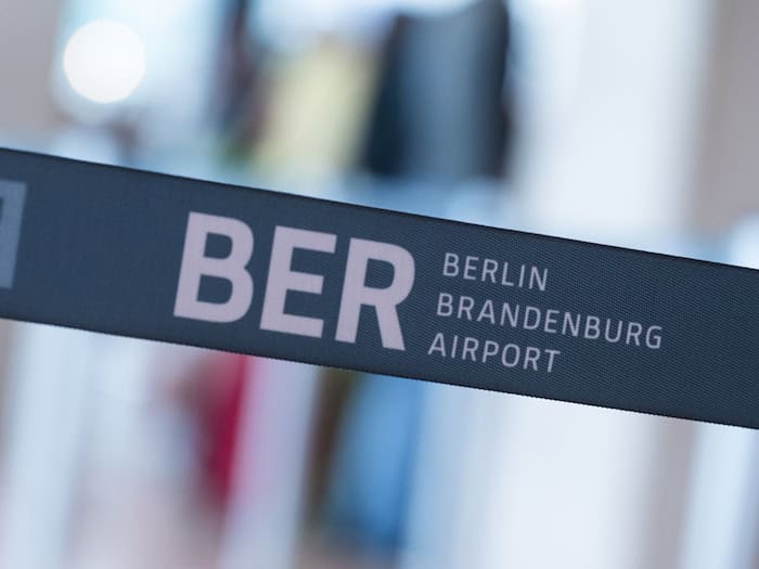 Am BER wurde der Flugbetrieb abends vorsorglich kurzzeitig eingestellt. / Foto: Christophe Gateau/dpa