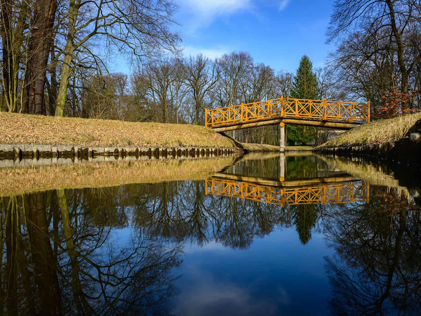 Das gute Wetter lädt in Berlin und Brandenburg zum Spazieren ein. / Foto: Patrick Pleul/dpa