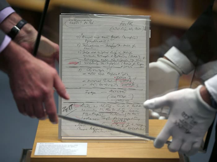 Der berühmte Schabowski-Zettelt wird im Haus der Geschichte in Bonn gezeigt. (Archivbild) / Foto: Oliver Berg/dpa