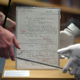 Der berühmte Schabowski-Zettelt wird im Haus der Geschichte in Bonn gezeigt. (Archivbild) / Foto: Oliver Berg/dpa