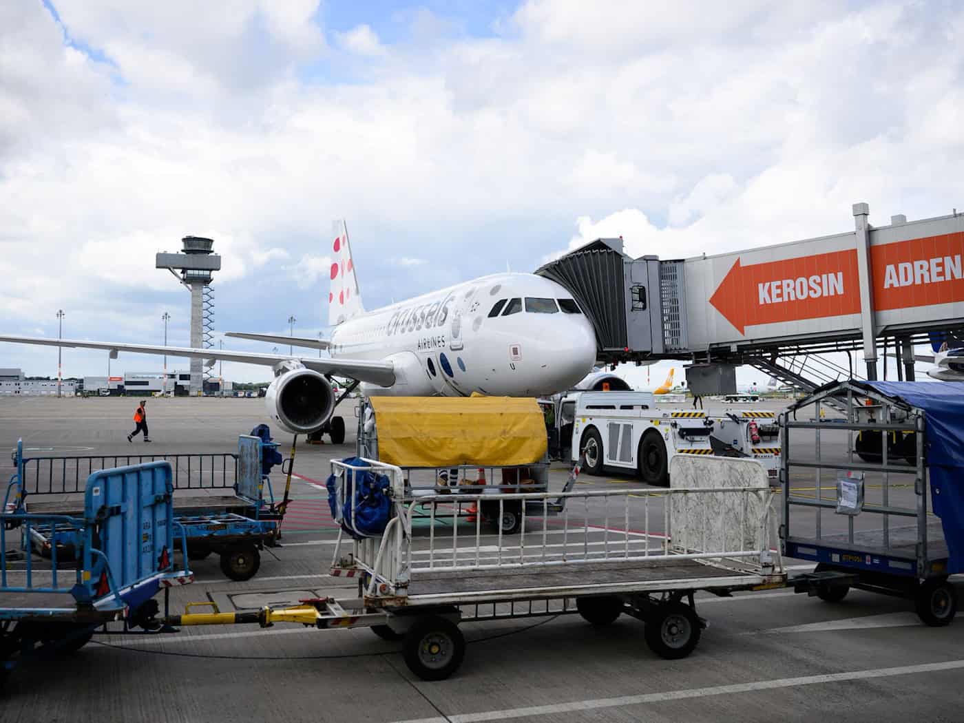 Mit Beginn des Sommerflugplans können vom Hauptstadtflughafen BER aus neue Ziele bereist werden. (Archivbild) / Foto: Bernd von Jutrczenka/dpa