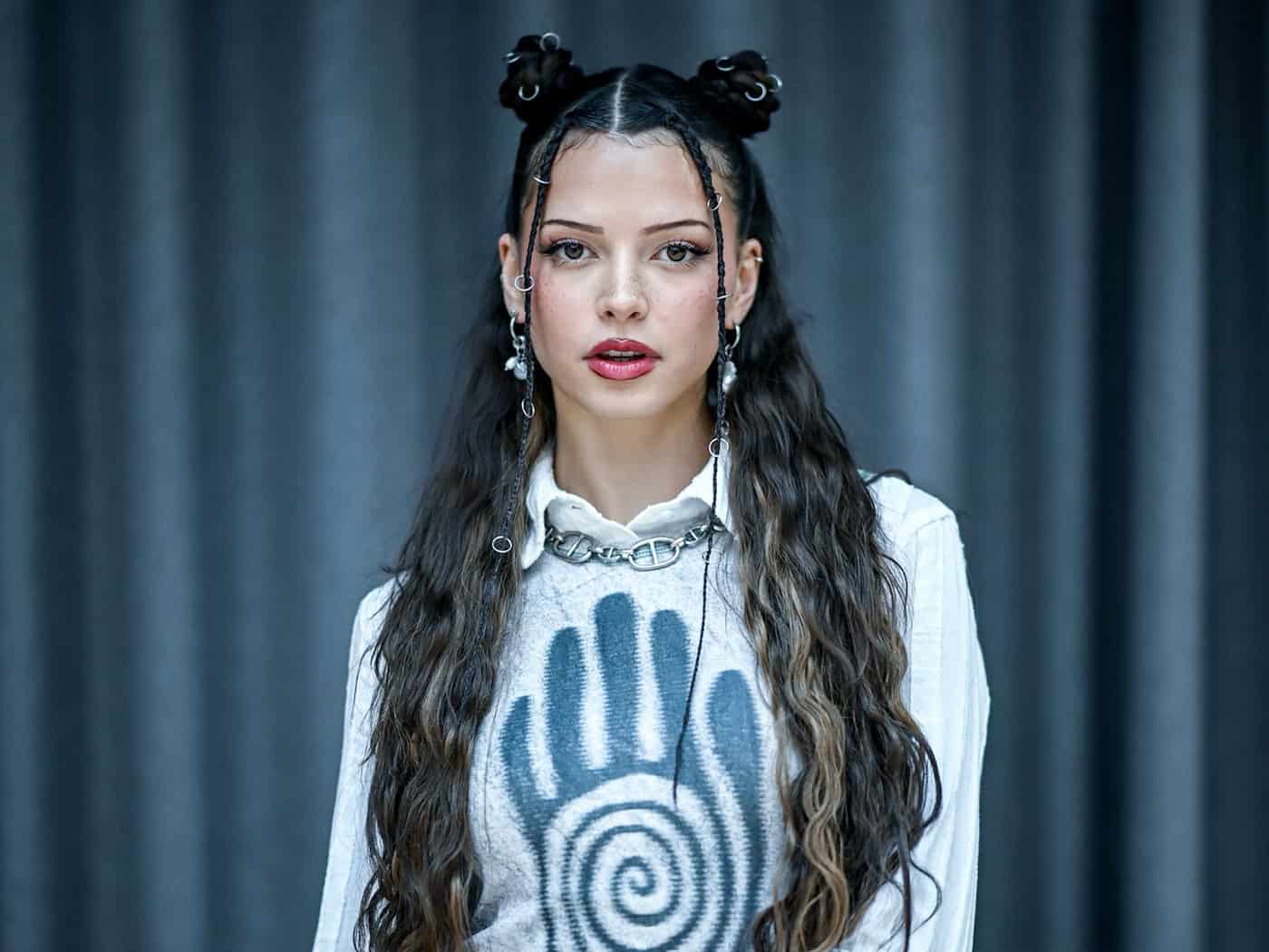 Pop-Star Nina Chuba hat das Titellied der ARD-Kinderserie «Die Pfefferkörner» neu aufgenommen. (Archivbild) / Foto: Britta Pedersen/dpa