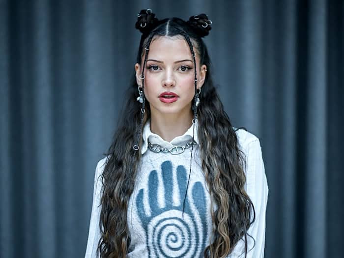 Pop-Star Nina Chuba hat das Titellied der ARD-Kinderserie «Die Pfefferkörner» neu aufgenommen. (Archivbild) / Foto: Britta Pedersen/dpa