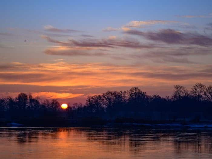 Die Sonne geht auf. Dabei sind nur wenige Wolken am Himmel. (Archivfoto) / Foto: Patrick Pleul/dpa