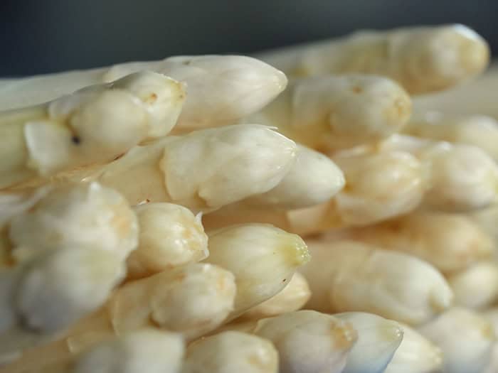 Spargelfreunde können jetzt die ersten frischen Stangen des Saisongemüses aus Brandenburg bekommen. (Archivbild) / Foto: Soeren Stache/dpa