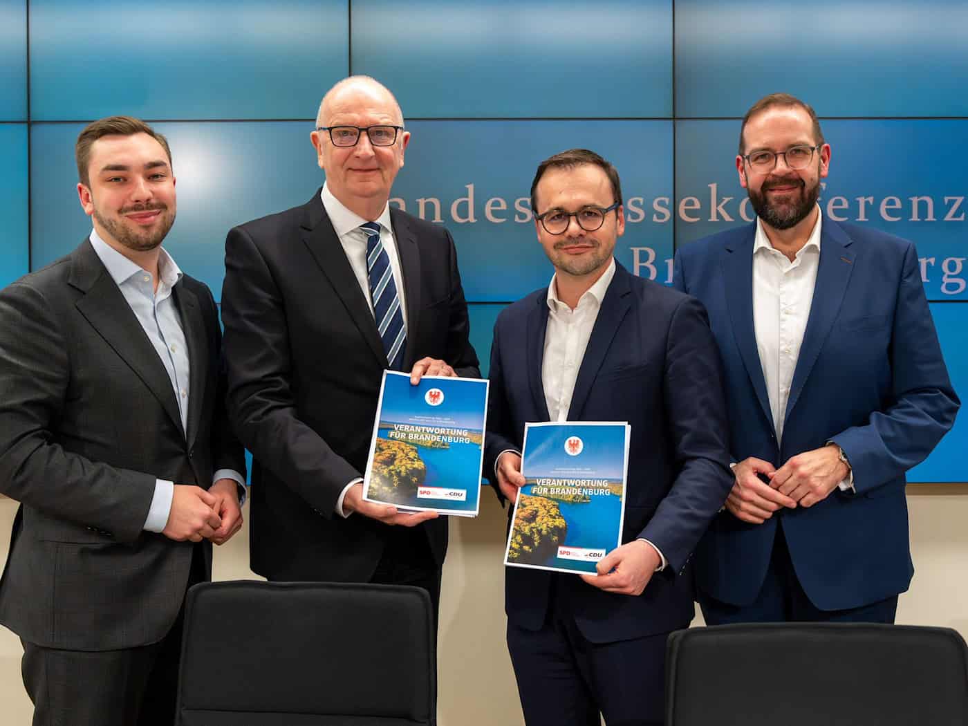 SPD-Generalsekretär Kurt Fischer (l) hofft, mit der geplanten SPD/CDU-Koalition Vertrauen bei den Wählern zurückzugewinnen (Archivbild). / Foto: Soeren Stache/dpa