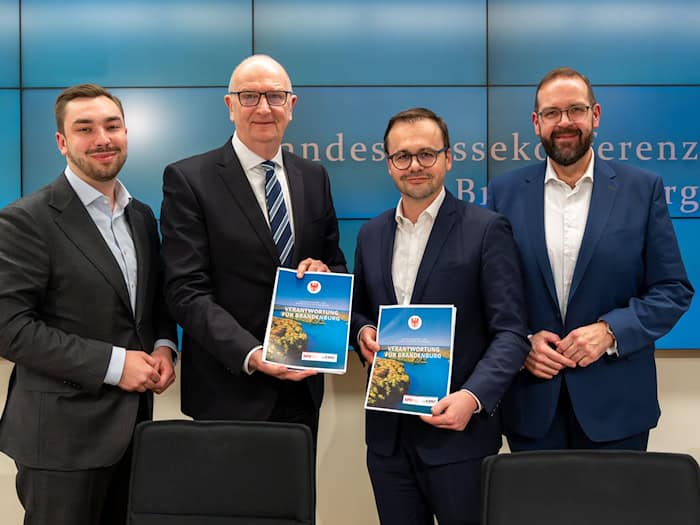 SPD-Generalsekretär Kurt Fischer (l) hofft, mit der geplanten SPD/CDU-Koalition Vertrauen bei den Wählern zurückzugewinnen (Archivbild). / Foto: Soeren Stache/dpa
