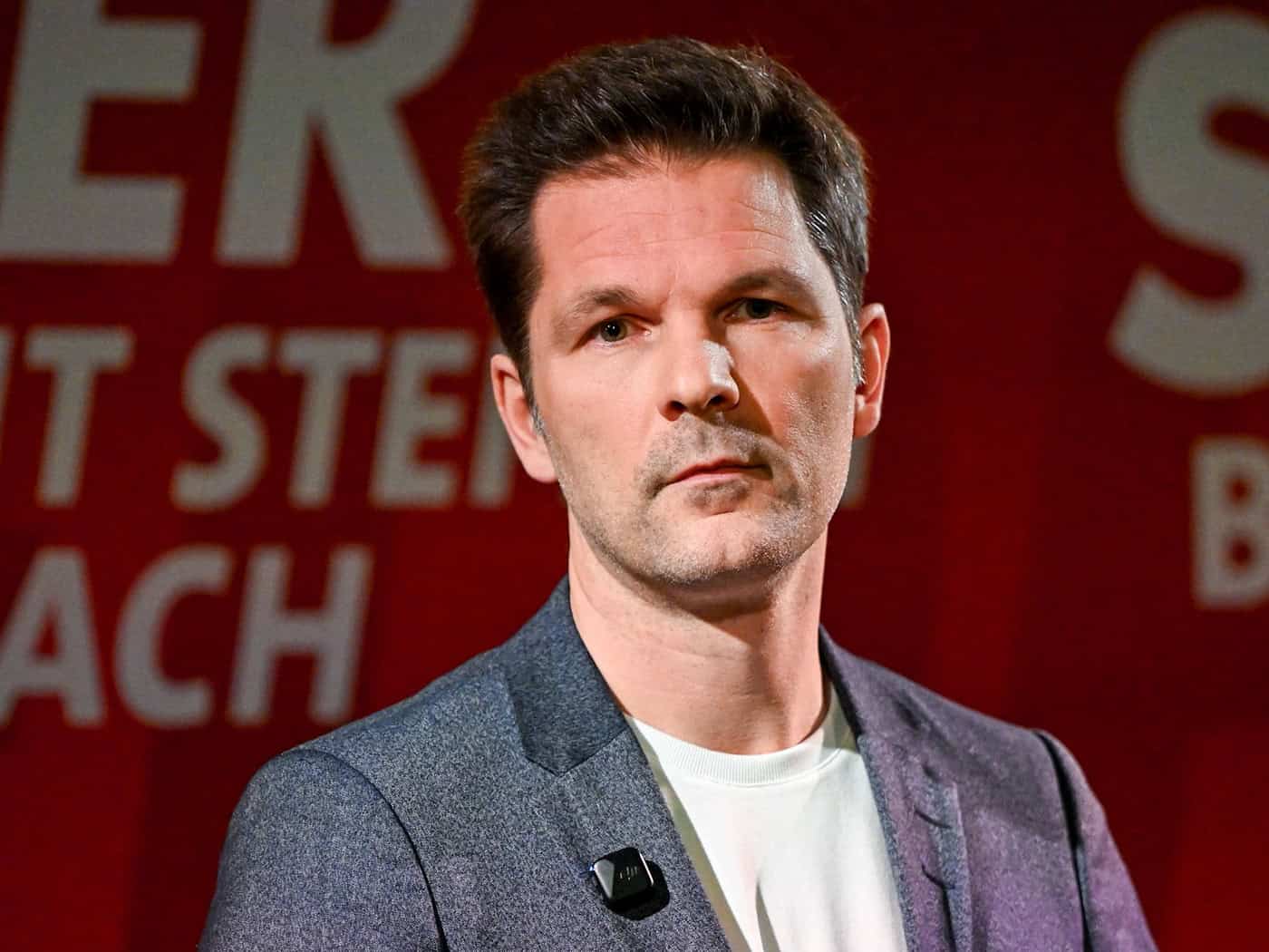 Steffen Krach, Spitzenkandidat der SPD für die Wahl zum Abgeordnetenhaus, steht im Club Lido in Kreuzberg. (Archivbild)  / Foto: Jens Kalaene/dpa