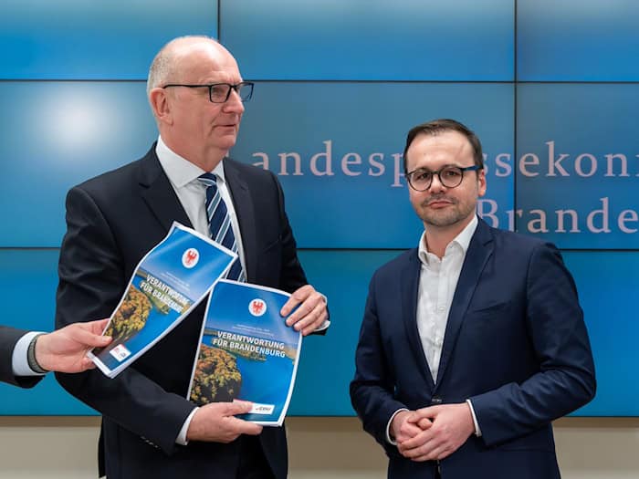 Brandenburgs Ministerpräsident Dietmar Woidke (SPD) und CDU-Landeschef Jan Redmann wollen den Koalitionsvertrag unterzeichnen (Archivbild). / Foto: Soeren Stache/dpa