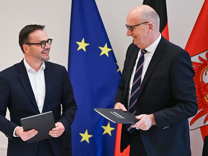 Brandenburgs SPD-Ministerpräsident Dietmar Woidke und CDU-Landeschef Jan Redmann haben den Koalitionsvertrag unterschrieben. / Foto: Jens Kalaene/dpa