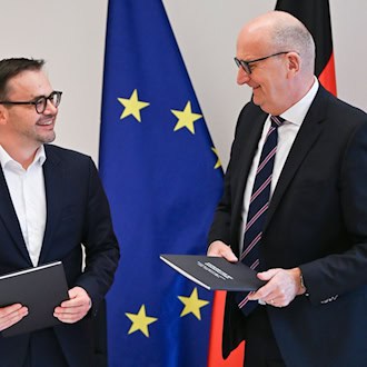 Brandenburgs SPD-Ministerpräsident Dietmar Woidke und CDU-Landeschef Jan Redmann haben den Koalitionsvertrag unterschrieben. / Foto: Jens Kalaene/dpa