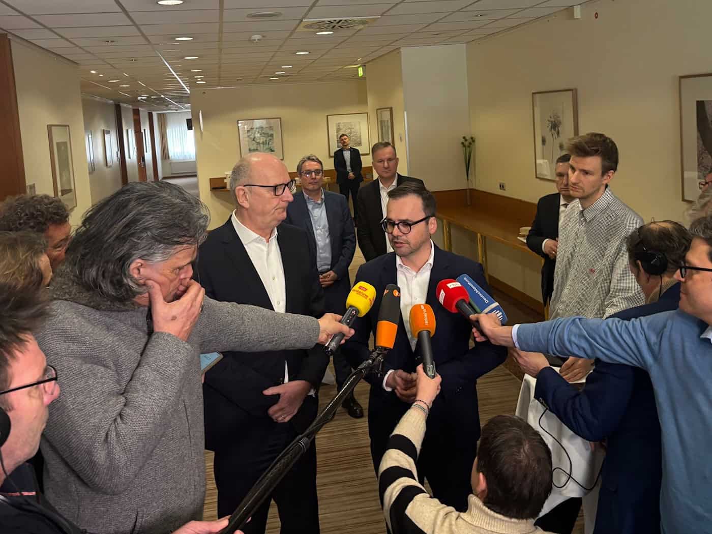 Die Spitzen der SPD und der CDU in Brandenburg, Ministerpräsident Dietmar Woidke und Landeschef Jan Redmann, präsentieren den Koalitionsvertrag (Archivbild).  / Foto: Oliver von Riegen/dpa