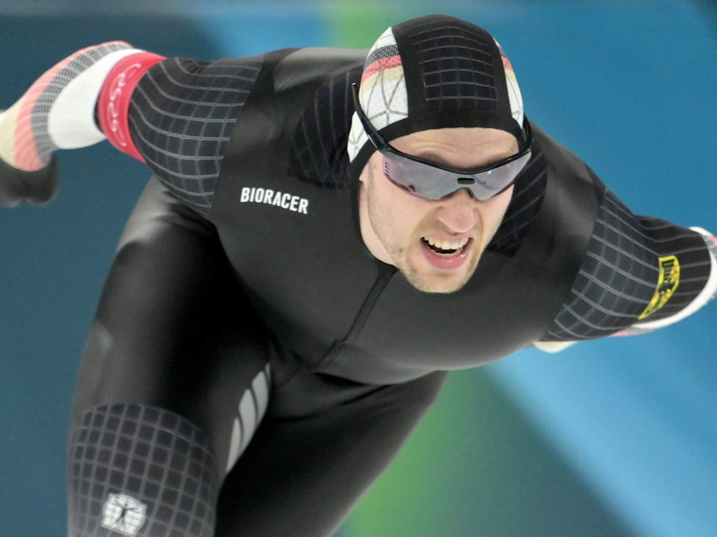 Eisschnellläufer Hendrik Dombek übt Kritik an der Sperre für seinen Teamkollegen. (Archivbild) / Foto: Peter Kneffel/dpa