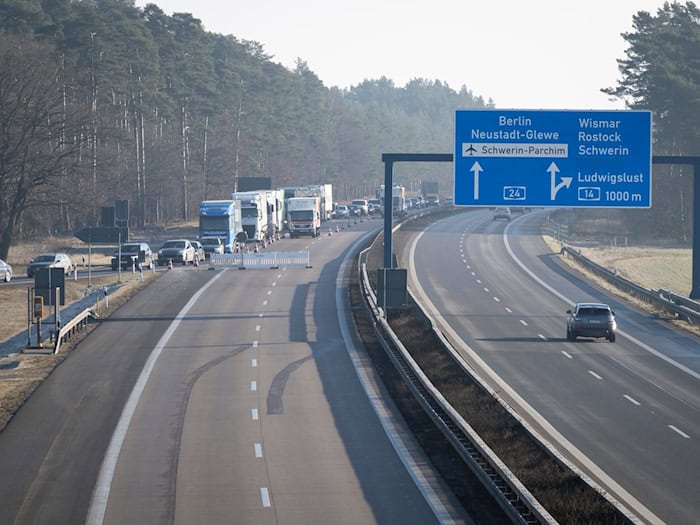 In diesem Jahr wurde die A24 bereits mehrfach für Brückenbauarbeiten zwischen den Anschlussstellen Hagenow und Wöbbelin voll gesperrt. (Archivbild) / Foto: Philip Dulian/dpa