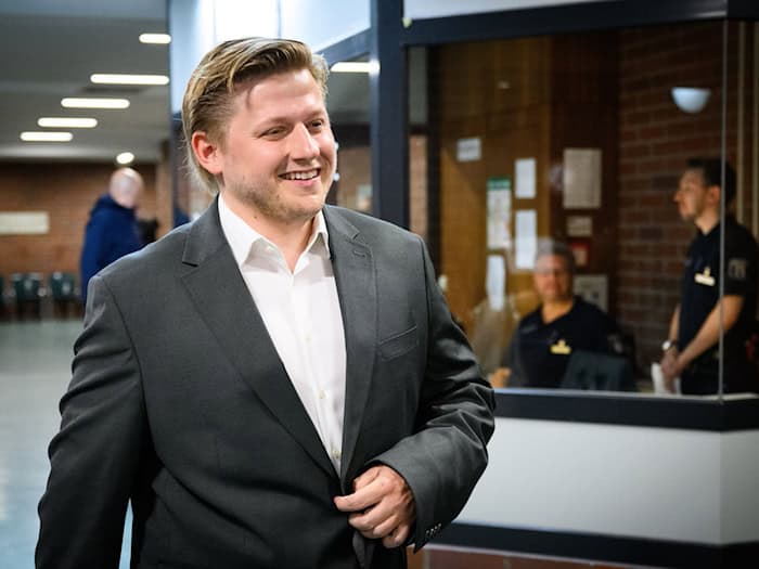 «El Hotzo» auf dem Weg zum ersten Prozess, der im Juli mit Freispruch endete. Nun muss der Satiriker erneut vor Gericht. (Archivbild) / Foto: Bernd von Jutrczenka/dpa