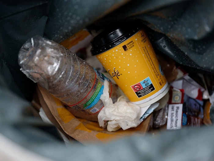 Kommunen können auf Einweg-Verpackungen eine Steuer erheben. (Symbolbild)  / Foto: Henning Kaiser/dpa