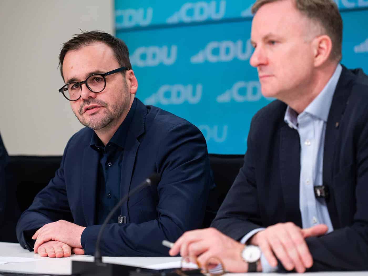 Steeven Bretz (rechts) folgt auf Jan Redmann als CDU-Landtagsfraktionschef in Brandenburg (Archivbild). / Foto: Christophe Gateau/dpa