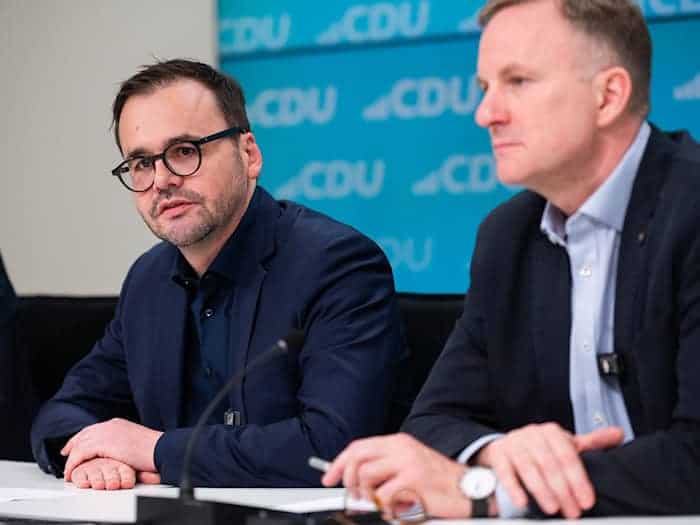 Steeven Bretz (rechts) folgt auf Jan Redmann als CDU-Landtagsfraktionschef in Brandenburg (Archivbild). / Foto: Christophe Gateau/dpa