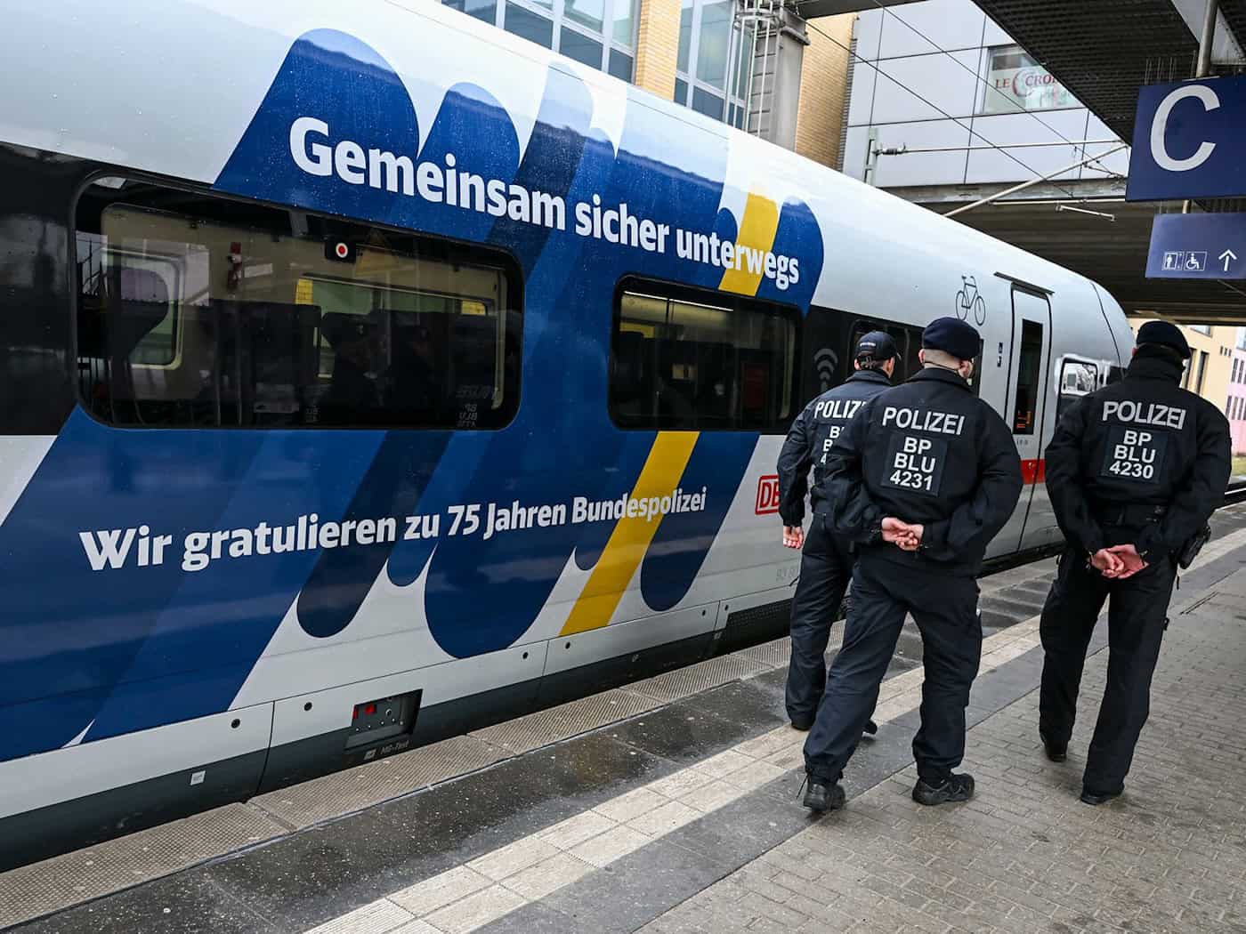 Der ICE hielt wegen des Jubiläums ausnahmsweise in Potsdam.  / Foto: Jens Kalaene/dpa