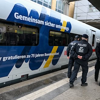 Der ICE hielt wegen des Jubiläums ausnahmsweise in Potsdam.  / Foto: Jens Kalaene/dpa