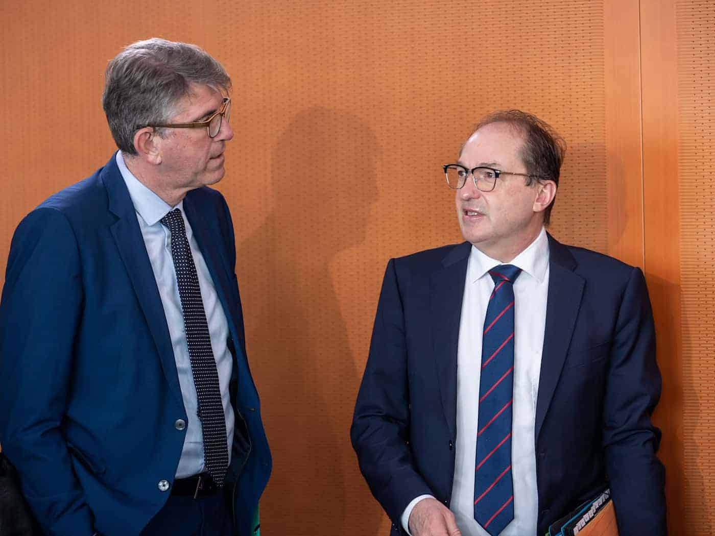 Dobrindt (rechts) nimmt seinen Kabinettskollegen Weimer in Schutz. (Archivbild) / Foto: Michael Kappeler/dpa