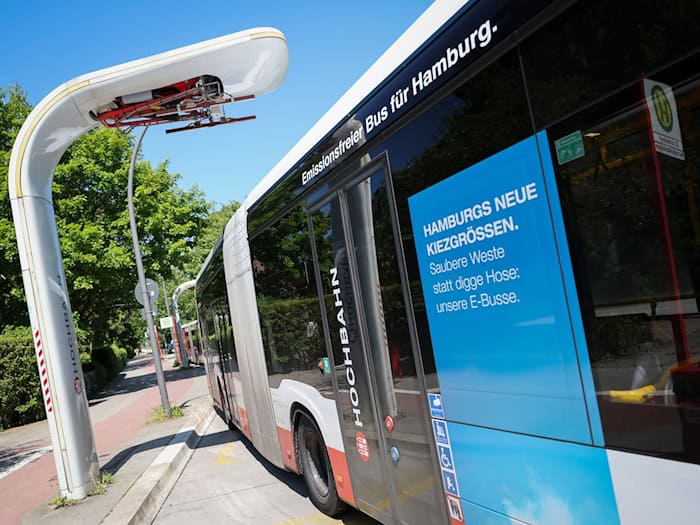 Die Zahl der Elektrobusse in deutschen Städten ist im vergangenen Jahr erneut gestiegen. (Archivbild) / Foto: Christian Charisius/dpa