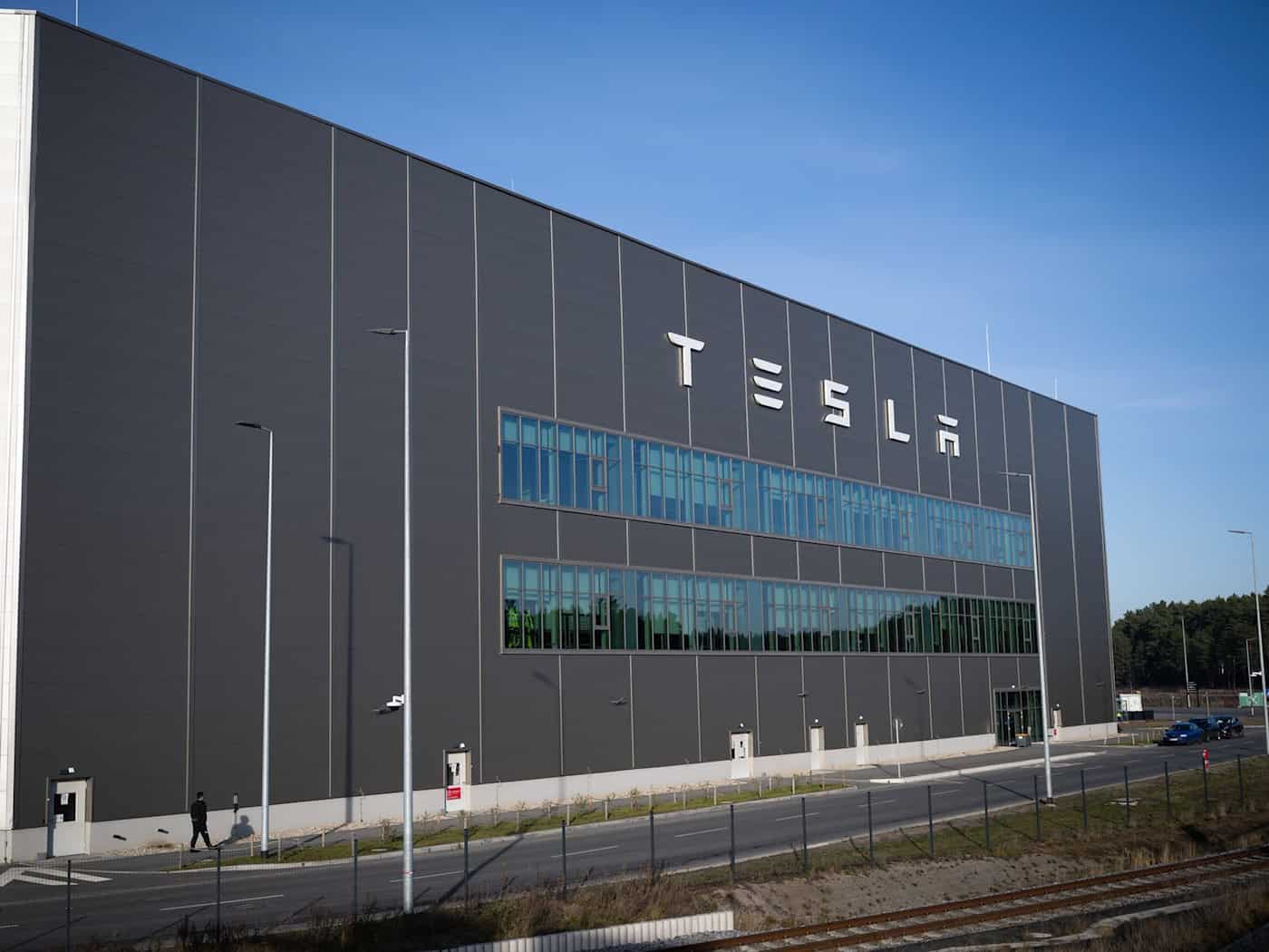 Tesla baut Tausende Autos in seinem einzigen deutschen Werk in Brandenburg - doch die Neuzulassungszahlen sind in den vergangenen Monaten eingebrochen. (Archivbild) / Foto: Sebastian Gollnow/dpa