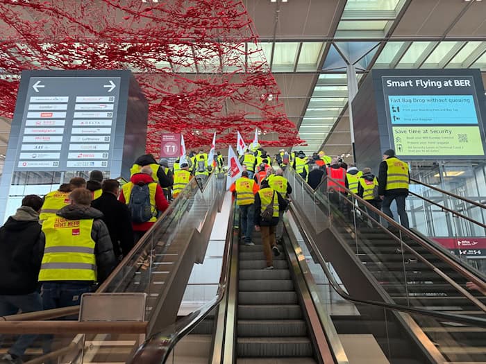 In der laufenden Tarifrunde zwischen der Flughafengesellschaft und der Gewerkschaft Verdi kam es zuletzt am 18. März zu einem Warnstreik. (Archivbild) / Foto: Anabel Giesbert/dpa