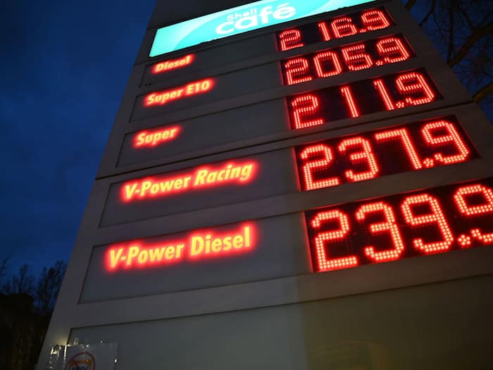 Mehr als zwei Euro für den Liter Sprit sind inzwischen fällig.  / Foto: Katharina Kausche/dpa