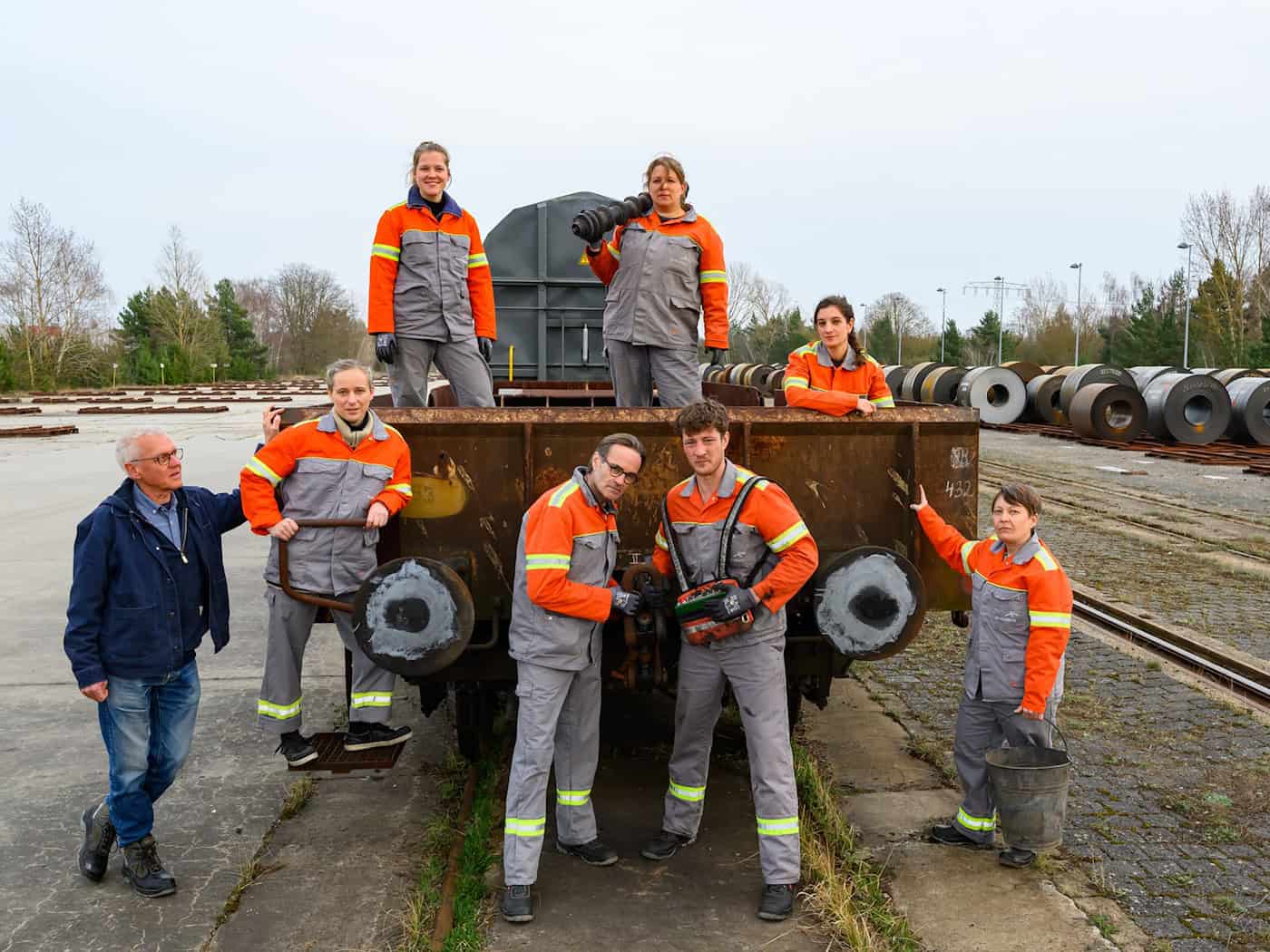 Ein Güterzug wird bei der Theaterinszenierung zur Bühne.  / Foto: Patrick Pleul/dpa
