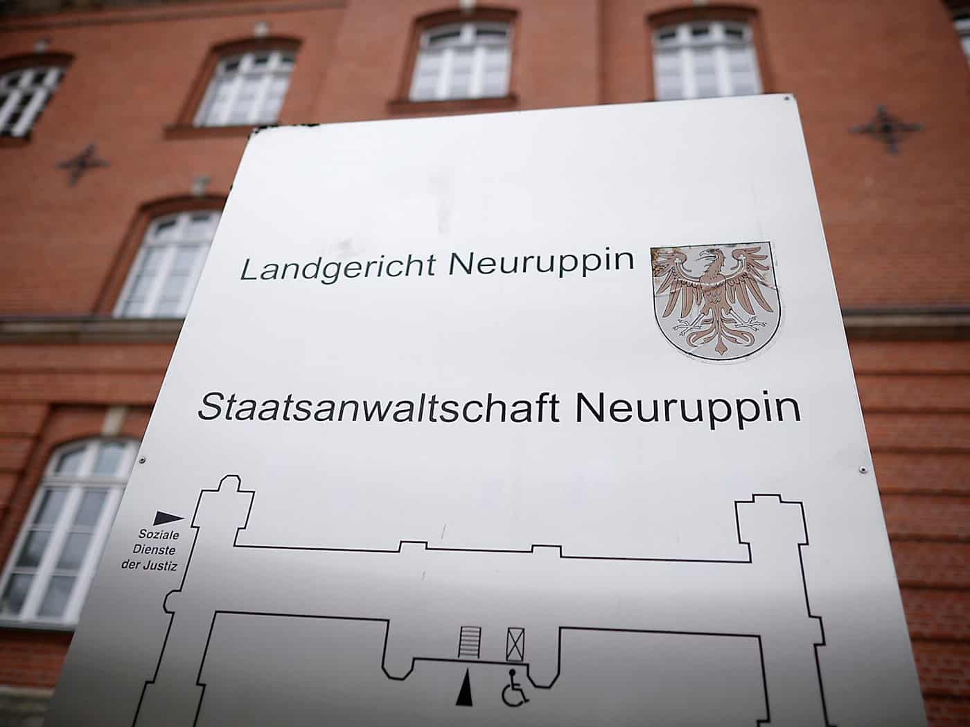 Vor dem Landgericht in Neuruppin steht ein 35-Jähriger wegen des Verdachts des illegalen Fahrzeugrennens mit Todesfolge vor Gericht. (Archivbild) / Foto: Carsten Koall/dpa