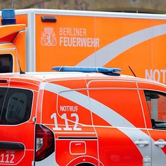 Rettungskräfte finden eine tote Frau in einem Berliner Bauwagen. (Symbolbild) / Foto: Soeren Stache/dpa