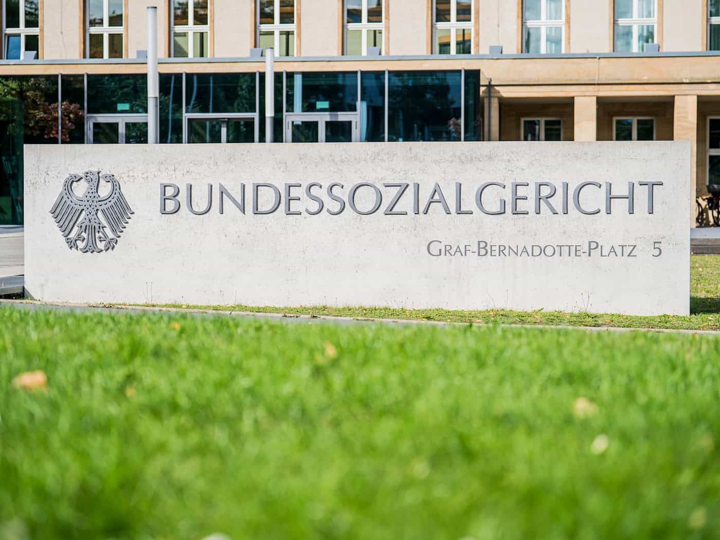 Nach der Entscheidung des Bundessozialgerichts muss das Landessozialgericht nun genauer prüfen, welche psychischen Belastungen Leichenumbetter und Feuerwehrleute erleben. (Archivbild) / Foto: Andreas Arnold/dpa