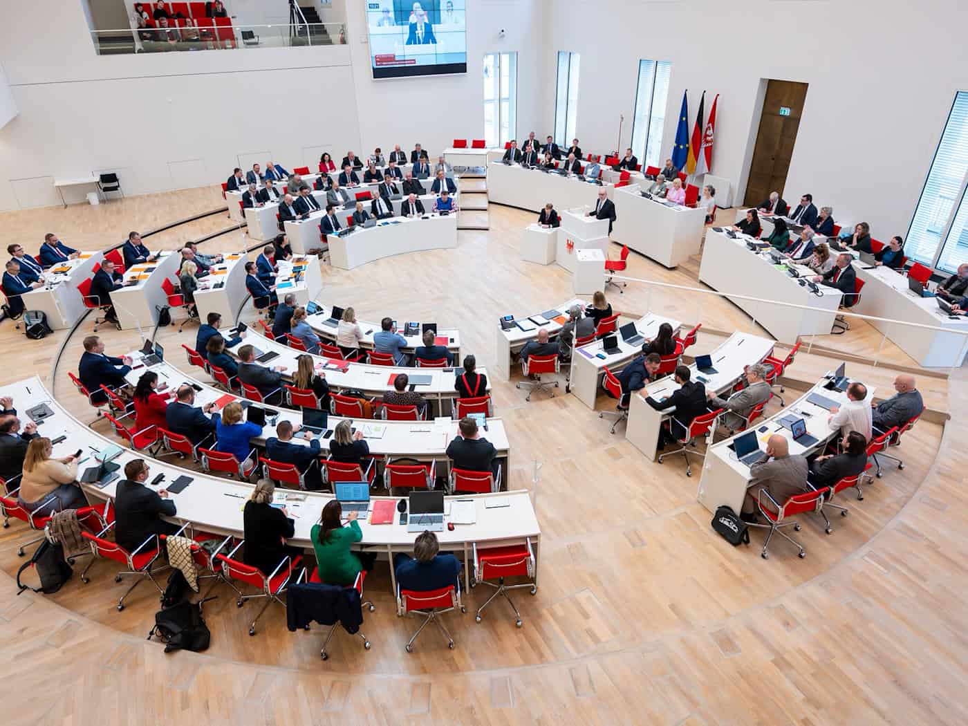 In einer Umfrage liegt die AfD weiter vor der SPD in Brandenburg (Archivbild). / Foto: Soeren Stache/dpa