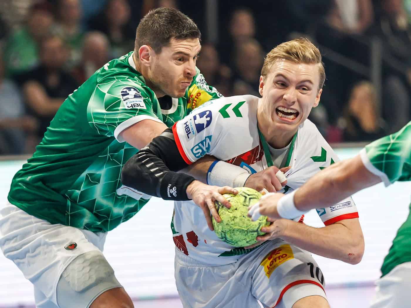 Berlins Mijajlo Marsenic (l.) und Magdeburgs Gisli Kristjansson stehen sich am Samstag erneut gegenüber. (Archivbild) / Foto: Andreas Gora/dpa