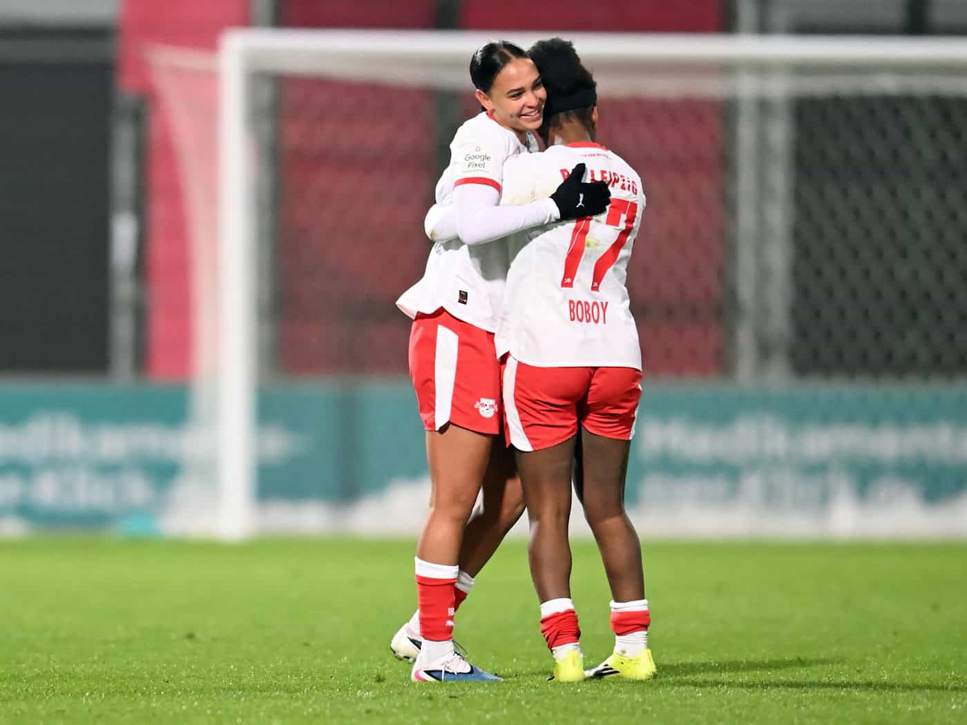 Lisa Baum (l) erzielte das zwischenzeitliche 1:1 für RB Leipzig. (Archivbild) / Foto: Jennifer Brückner/dpa