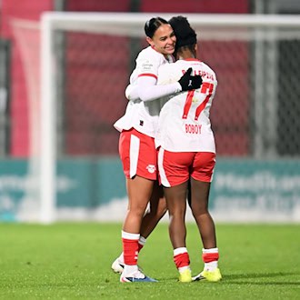 Lisa Baum (l) erzielte das zwischenzeitliche 1:1 für RB Leipzig. (Archivbild) / Foto: Jennifer Brückner/dpa