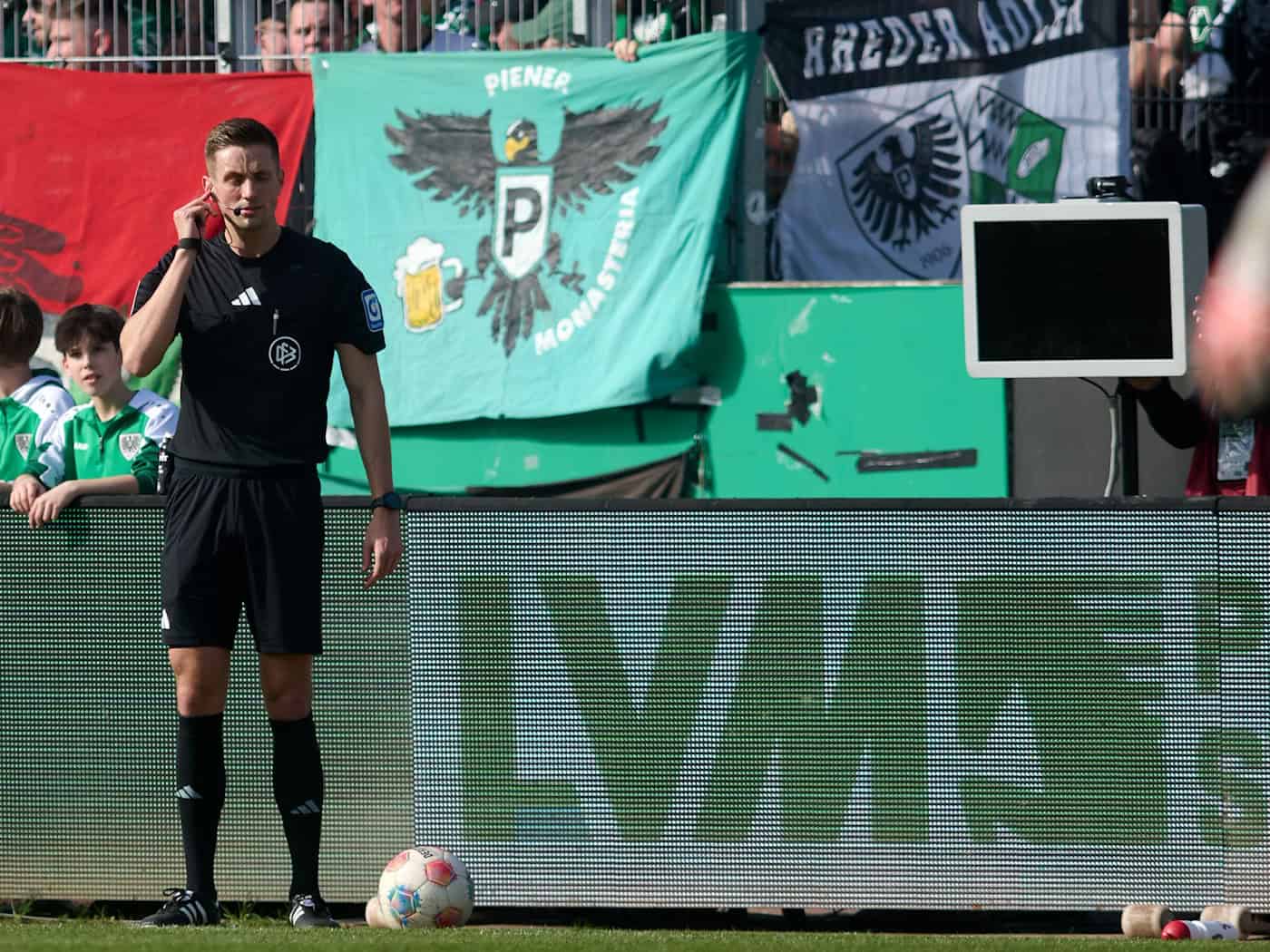 Bildschirm schwarz: Schiedsrichter Felix Bickel musste sich bei einer Entscheidung auf die Einschätzung seiner Video-Assistentin verlassen. / Foto: Bernd Thissen/dpa