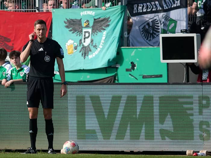 Bildschirm schwarz: Schiedsrichter Felix Bickel musste sich bei einer Entscheidung auf die Einschätzung seiner Video-Assistentin verlassen. / Foto: Bernd Thissen/dpa