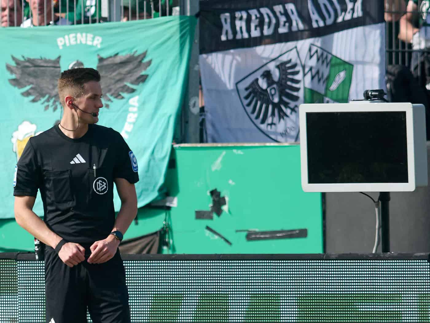 Weil der Monitor schwarz blieb, konnte Schiedsrichter Felix Bickel ein Foul kurz vor der Pause nicht selbst überprüfen.  / Foto: Bernd Thissen/dpa