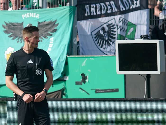 Vermummter Fan sabotiert Videobeweis-Monitor im Preußen-Stadion in Münster