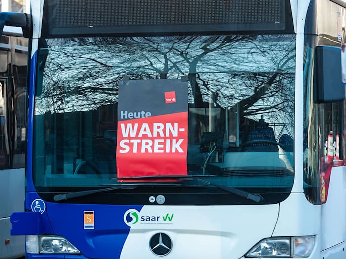 Eine Entscheidung über einen erneuten ÖPNV-Warnstreik im Saarland ist noch nicht gefallen. (Archivbild) / Foto: Laszlo Pinter/dpa