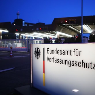 Eine Berlinerin wurde vom Bundesamt für Verfassungsschutz mit einer Rechtsextremistin verwechselt und verlor daraufhin ihren Job. (Symbolbild) / Foto: Oliver Berg/dpa