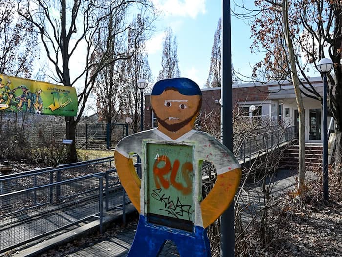 Nach Vergewaltigungsvorwürfen in einem Jugendzentrum in Berlin-Neukölln bleibt die Einrichtung zunächst geschlossen. (Archivbild)  / Foto: Jens Kalaene/dpa