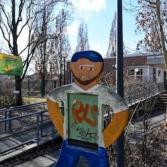 Nach Vergewaltigungsvorwürfen in einem Jugendzentrum in Berlin-Neukölln bleibt die Einrichtung zunächst geschlossen. (Archivbild)  / Foto: Jens Kalaene/dpa