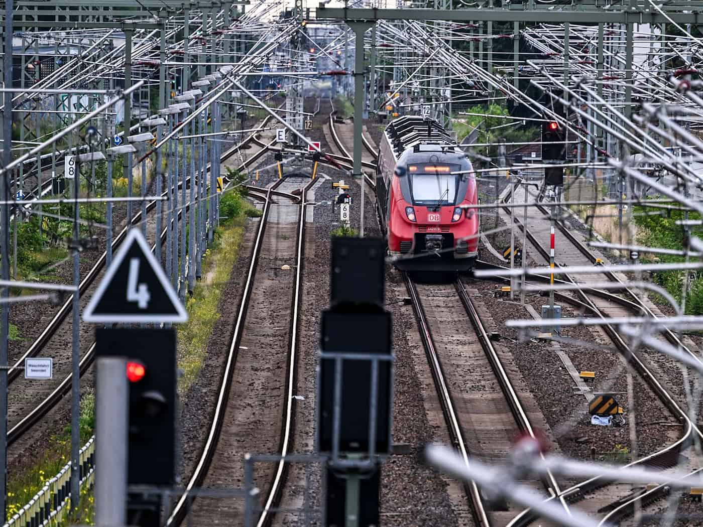 Der VBB erhöht die Sitzplatzkapazitäten auf der RE7. (Archivbild) / Foto: Jens Kalaene/dpa