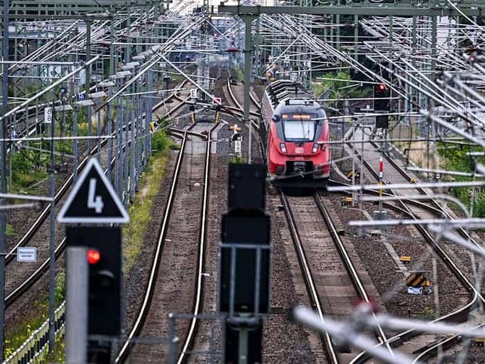 Der VBB erhöht die Sitzplatzkapazitäten auf der RE7. (Archivbild) / Foto: Jens Kalaene/dpa