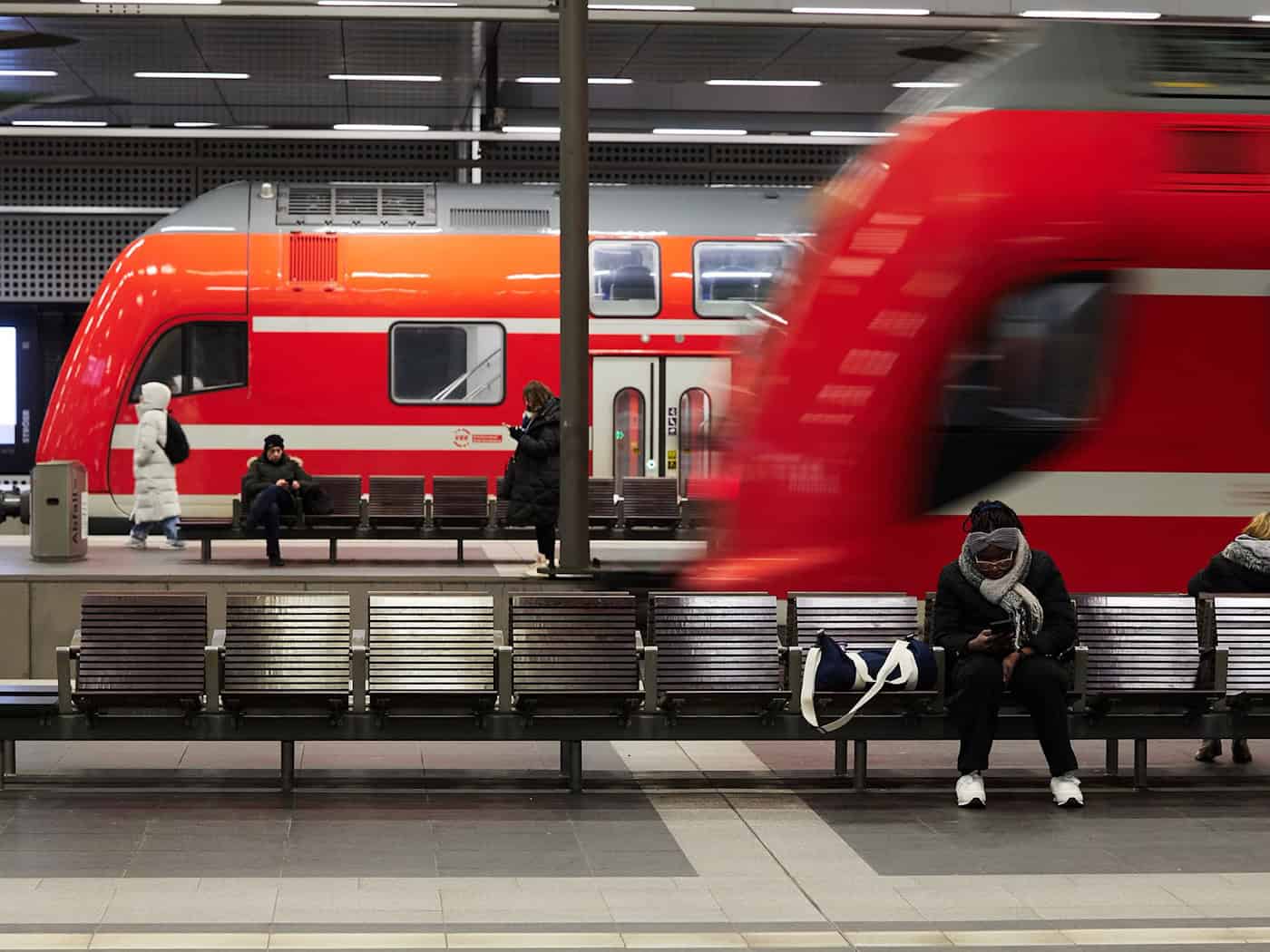 Auch in Berlin und Brandenburg macht sich die marode Bahn-Infrastruktur jeden Tag bemerkbar - für die Fahrgäste vor allem in Form von Verspätungen. (Archivbild) / Foto: Jörg Carstensen/dpa